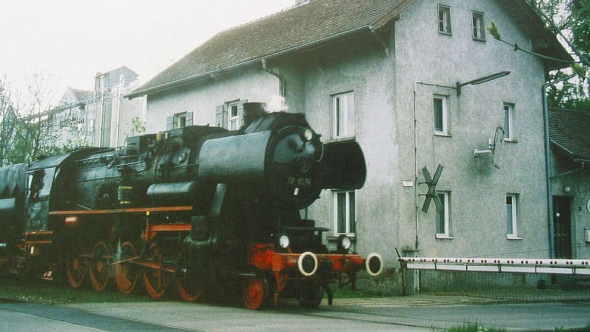 Dampflokomotive vor Geschäftsstelle
